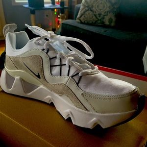White and tan Nike RYZ 365! Chunky comfy white sneakers, size 8.5.